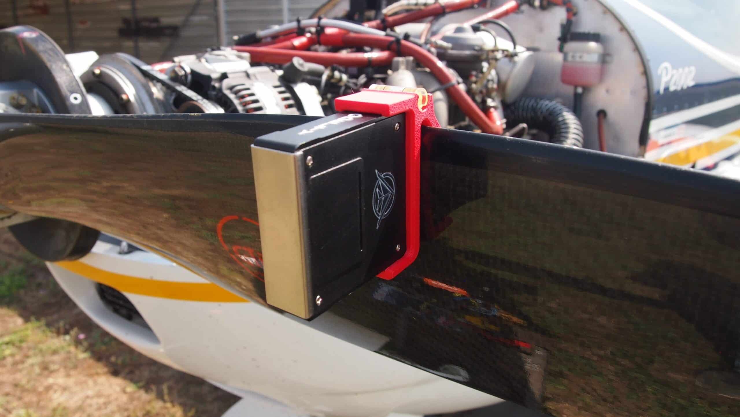Goniometro digitale di precisione installato su un'elica di aeromobile.